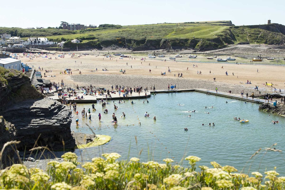 Bude sea pool and Summerleaze Beach on a summer day