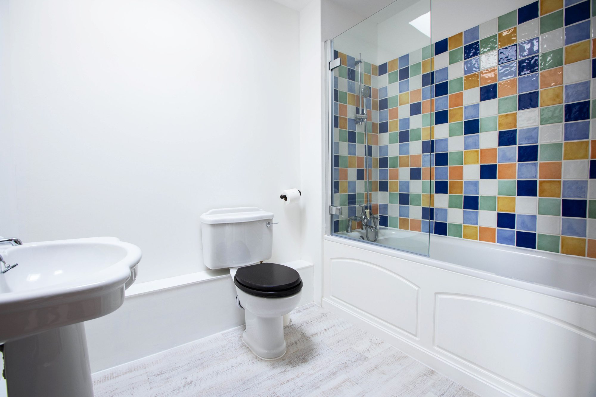 En-suite at Lavender Cottage with colourful tiled bath