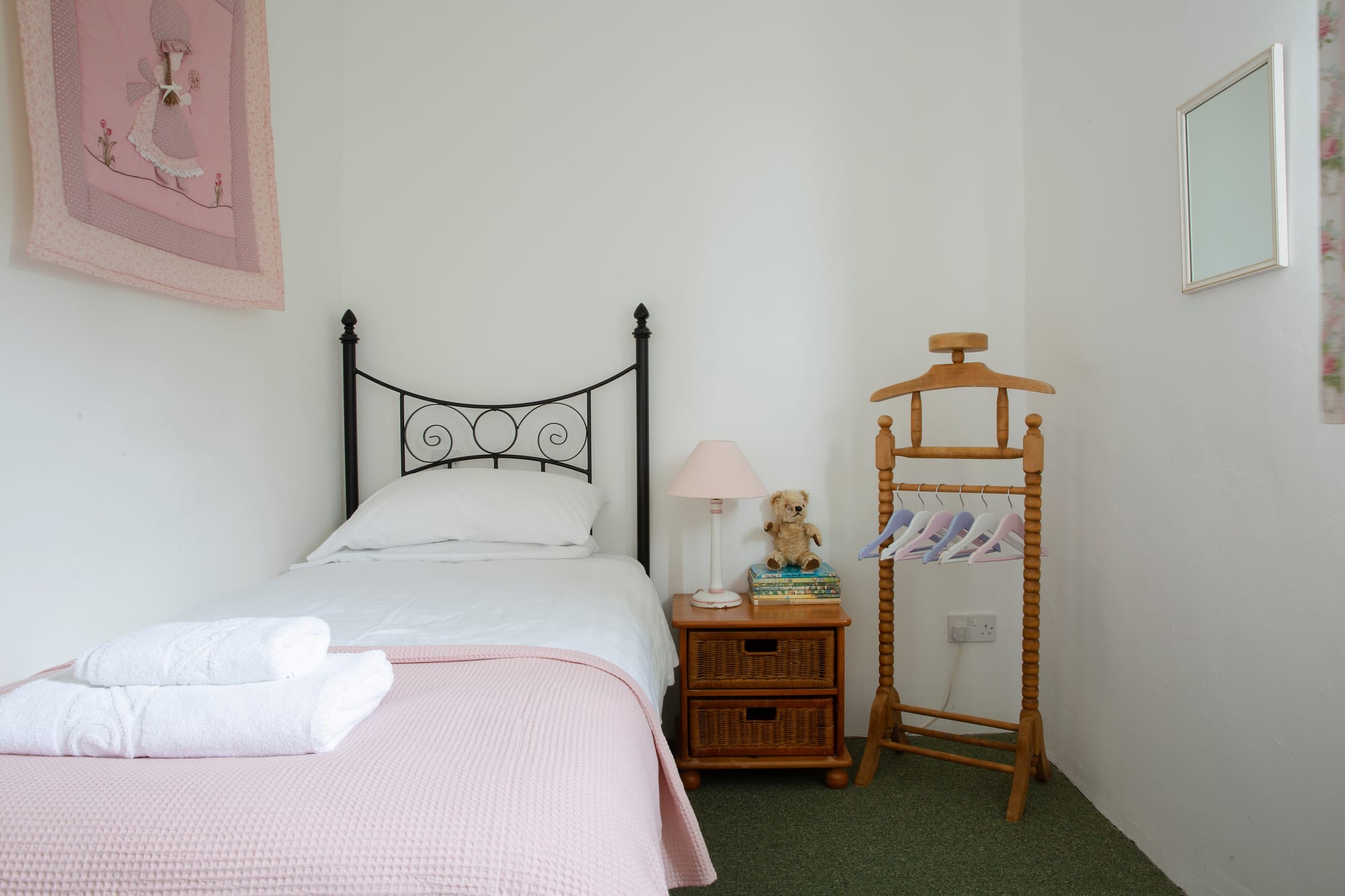 Second twin bedroom at Rose Cottage with pink furnishings