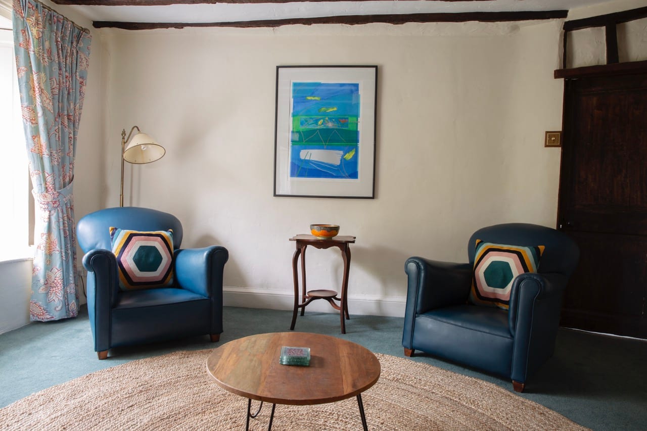 A cottage sitting room at Woodlands Manor Farm